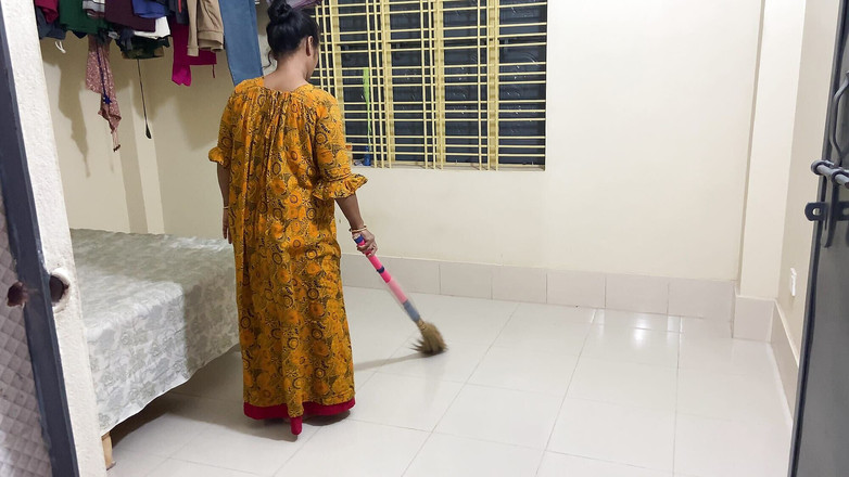 SAFI TV: 僕は家でメイドを抱きしめてハメ始めた。楽しむ