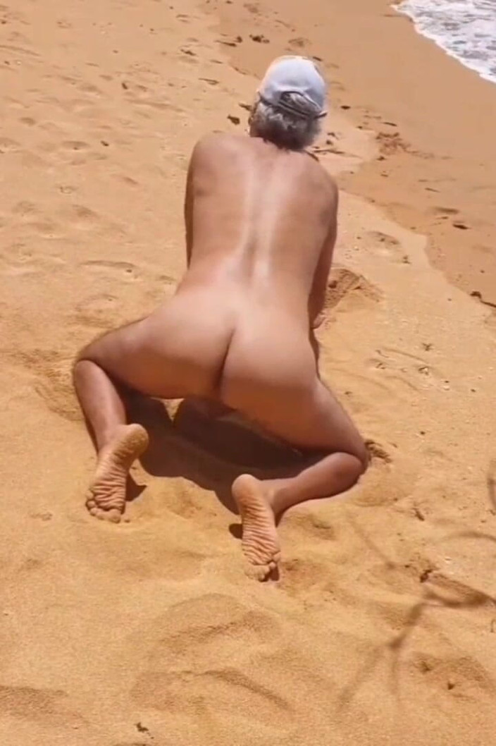 Ladysilvas: Ladysilva pamer pantat bahenol cewek seksi ini di pantai