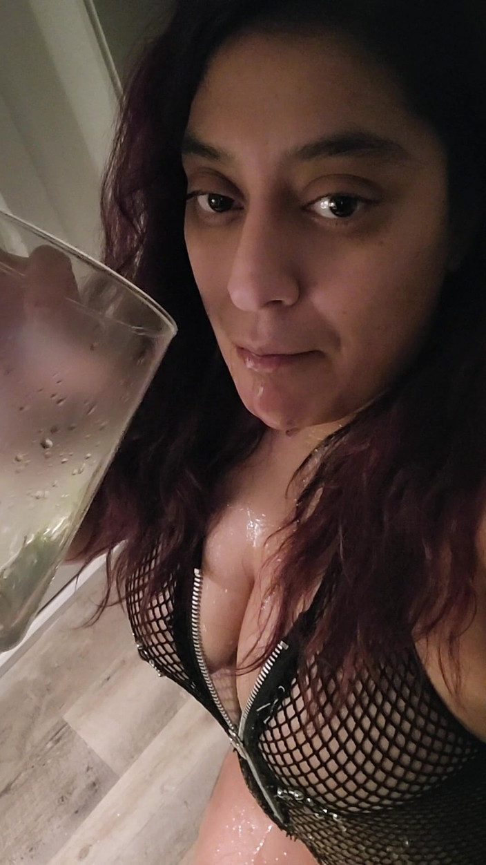 Latinaknows_best: Krásná Latina chčije do sklenice a pije všechno