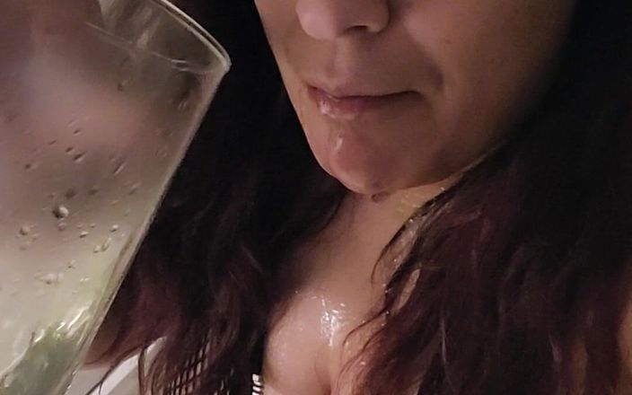 Latinaknows_best: Schöne latina pisst in ein glas und trinkt alles