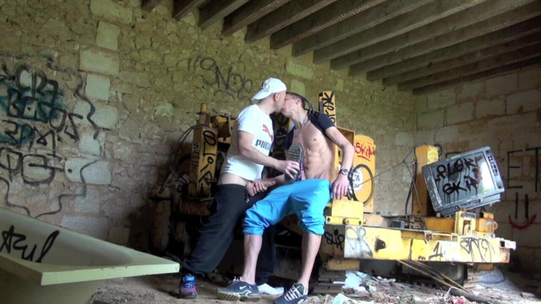 SEX WITH MY BEST FRIEND: Jess fucked in snekaer by John outdoor