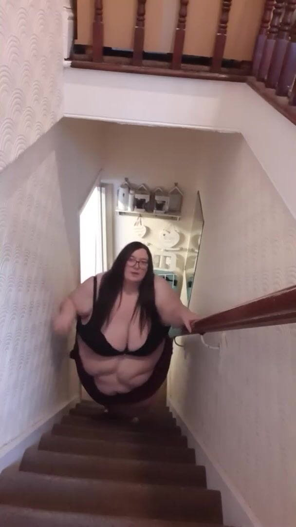 SSBBWLadyBrads: Grandota luchando por las escaleras