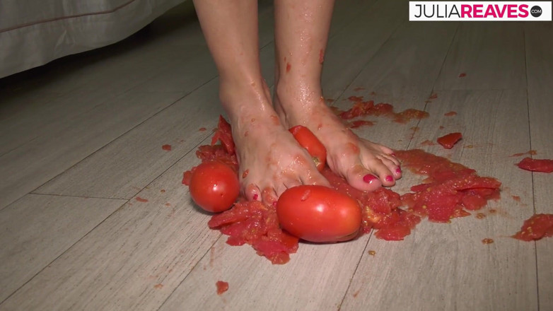 Kinky Bitches: She makes tomato juice naked and gets horny while doing...