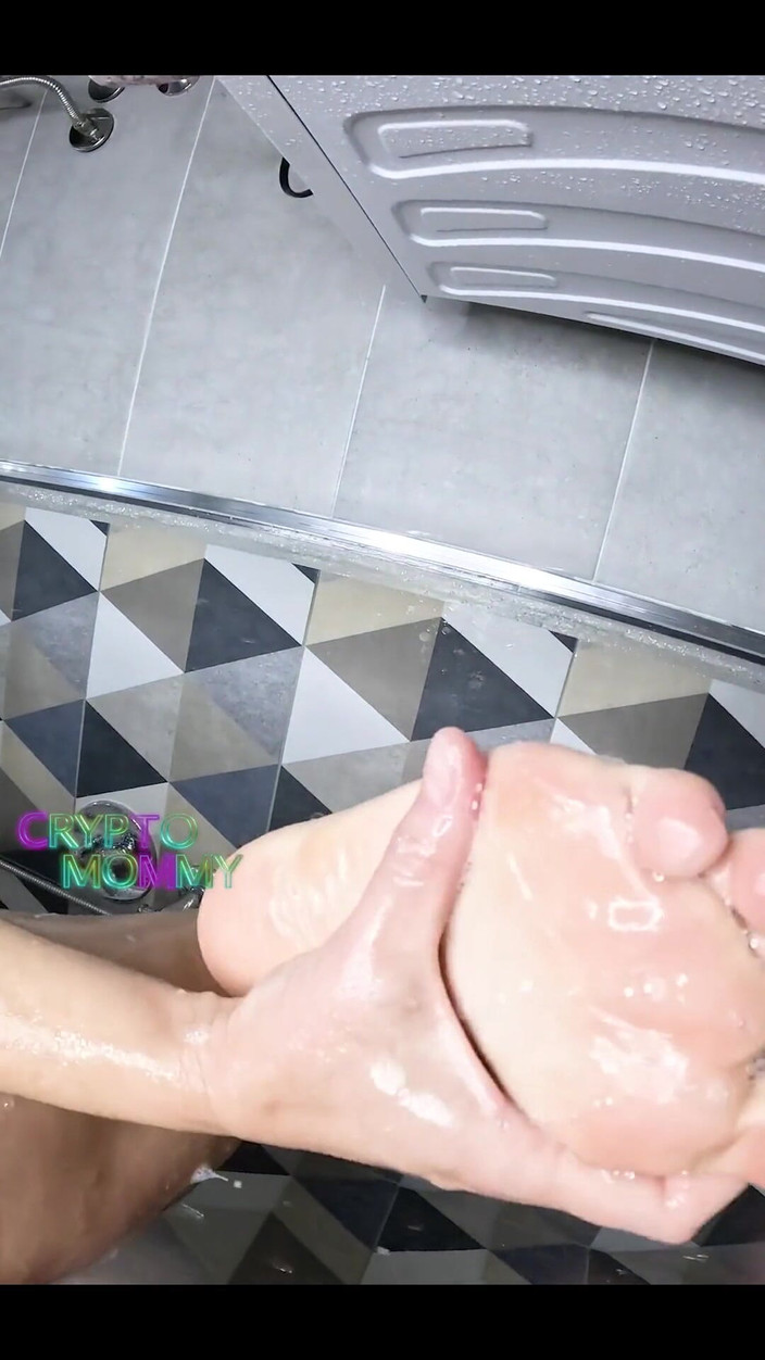 Crypto Mommy: Pantat bahenol cewek sange ini dicrot sperma sampai banjir