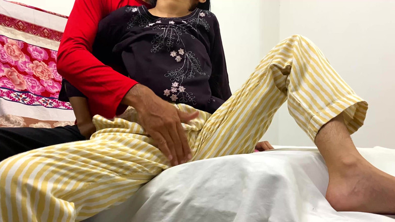 Desifilmy45: 朋友们的寡妇热辣继母的大屁股和紧致的阴户被狠操