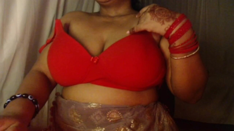 HotGirl21: 脱下胸罩秀性感的胸部热秀。