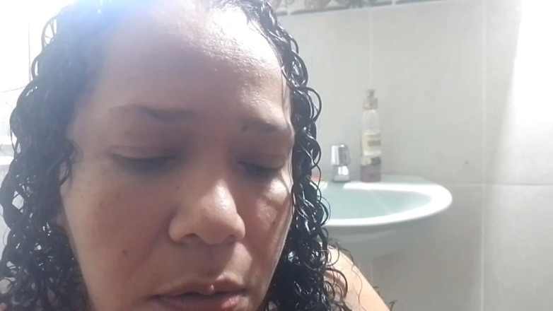 Milfcaliente69: Ateşli orta yaşlı seksi kadın patronun banyosunda yapay penisiyle mastürbasyon...