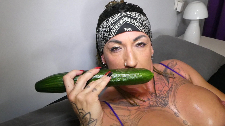 Danaxmuscles: 쿠르제트와 엉덩이를 부러뜨리는 님포