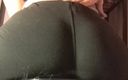 Pandora SG: Vaqueira reversa peida em leggings pretas