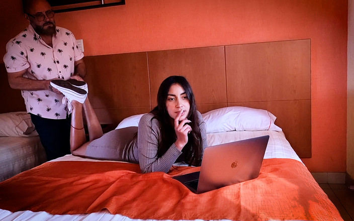 Cheating Cumsluts: 青少年和继父发生关系！！多毛湿润的阴道被无套性交！