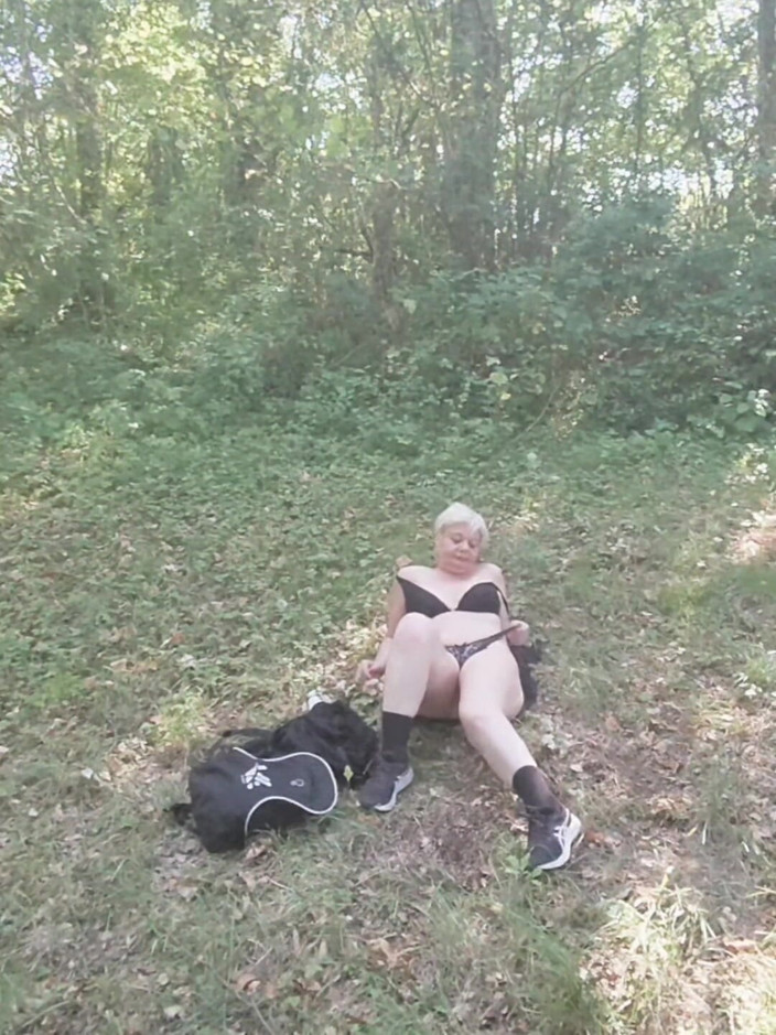 Sofy13: Caut un străin în pădure ca să se fută