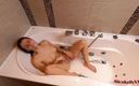 Alice KellyXXX: Loszka masturbuje się cipką pod prysznicem gorącą wodą