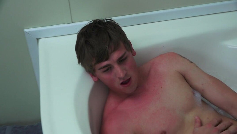 Colby Knox: Tyler, küvet ve dildo