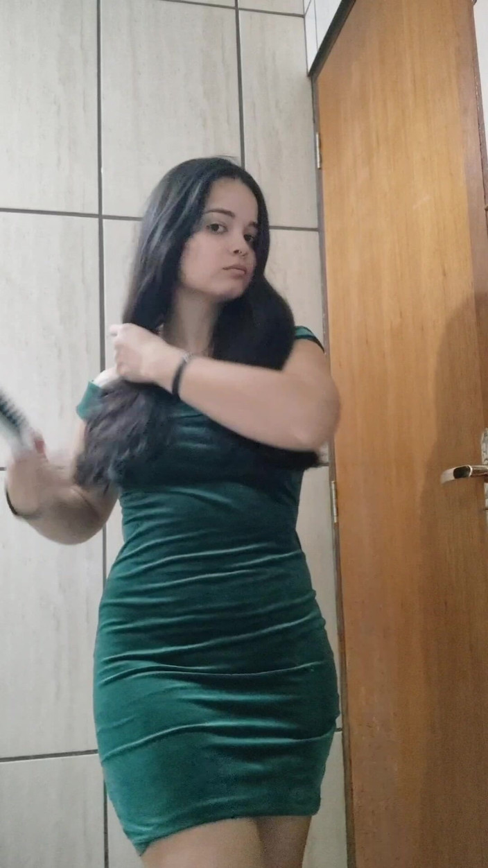 Debora Mendes: Benimle giyin - yeşil elbise ve kışkırtıcı görünüm