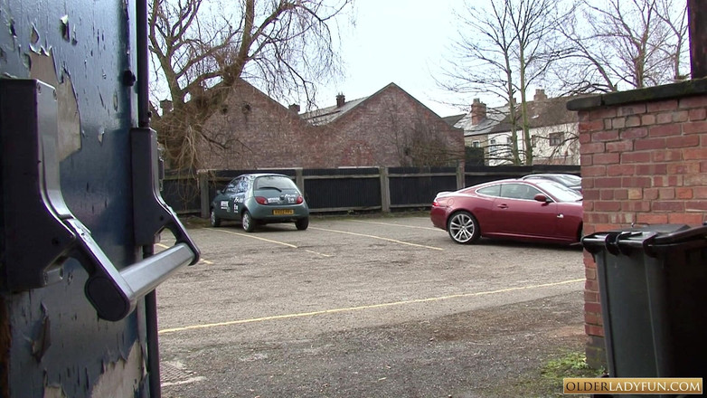 Older Lady Fun: Un veinard prend un rendez-vous avec Holly Kiss, MILF britannique à...