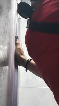 Zakar lurus besar muncul di lubang gemilang di bilik air pusat beli-belah