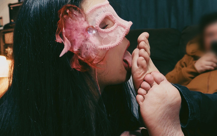 conicroix: Gadis ini jilat kaki tetangganya sendiri