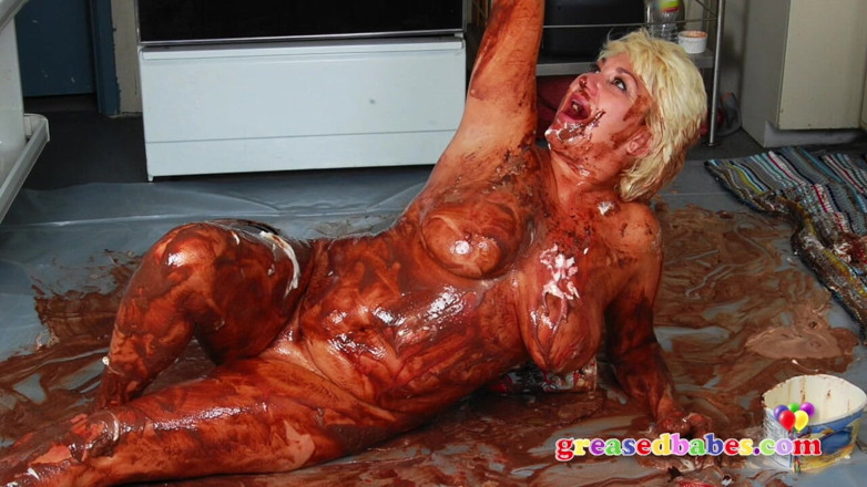 Greased Babes XXX - Greasy Tits and Oiled Asses: Sesi pemotretan basah dan berantakan si cewek rambut pirang dengan...