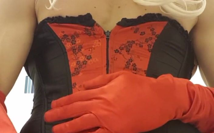 Jessica XD: Получаю себе все наработано, я делаю беспорядок из моих красных атласных перчаток (мясистый беспорядок) черный красный корсет, чулки, 6 страпон подвешивается
