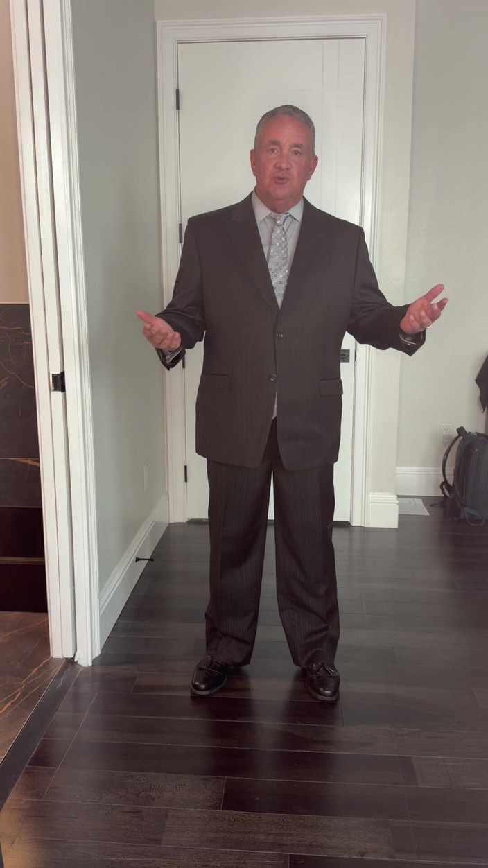 GottaLuvBB: Ayah tiri pulang ke rumah dalam sut