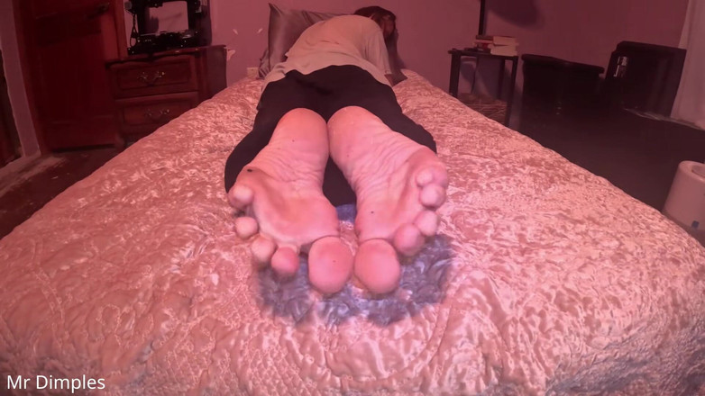 Mr Dimples: Chci, abys byla závislá na mých chodidlech!