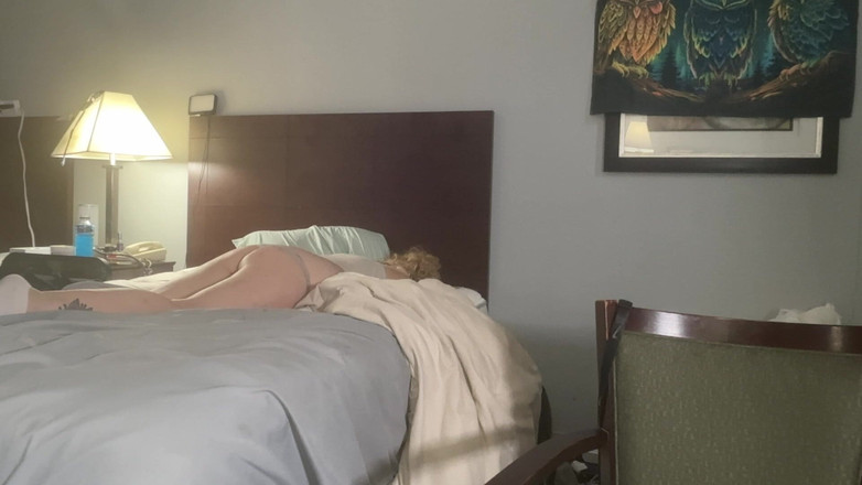 Alpha stud 4 u: 在她的菊花里用一个玩具，然后把她干下来