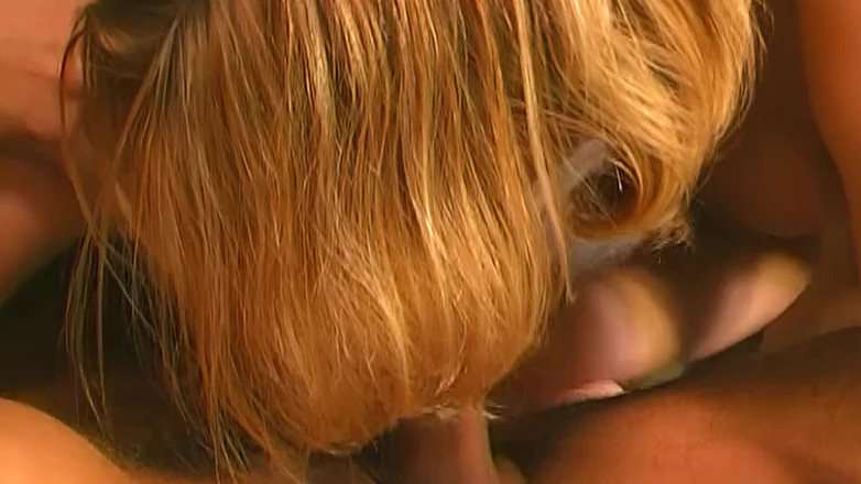 Perv Milfs n Teens: ブロンドHotties CindyとLussiペット、足、そして共有熱いディック