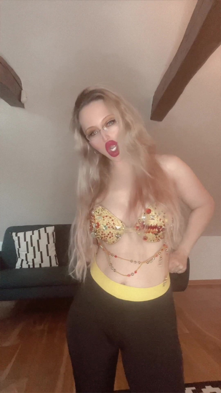 FinDom Goaldigger: フェラチオバージョン2曲リリース2024年9月2日。歌手Findomゴールディガー