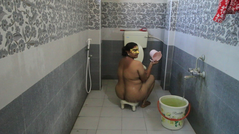 Desi Homemade Videos: Nadržená desi tetička s velkými prsy ve sprše