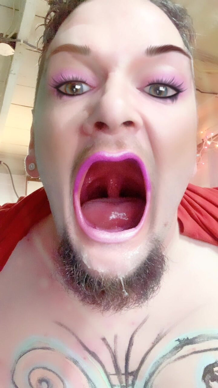 King Of Crossdress: Crot di mulut banyak banget