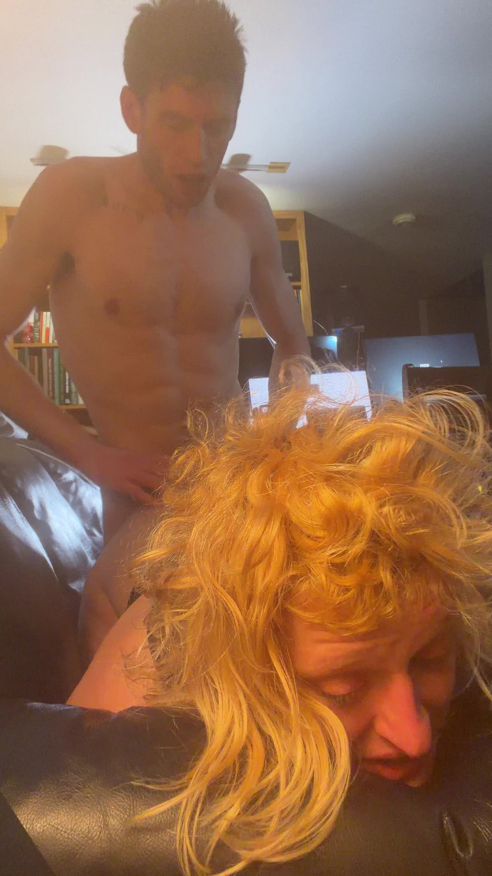 Alpha stud 4 u: Nakonec jsem ji bušila zezadu přes paži na gauči