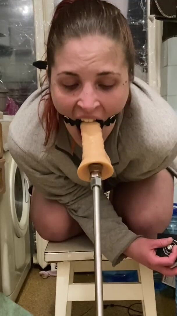 Elena917: fuck machine through a mouth ring