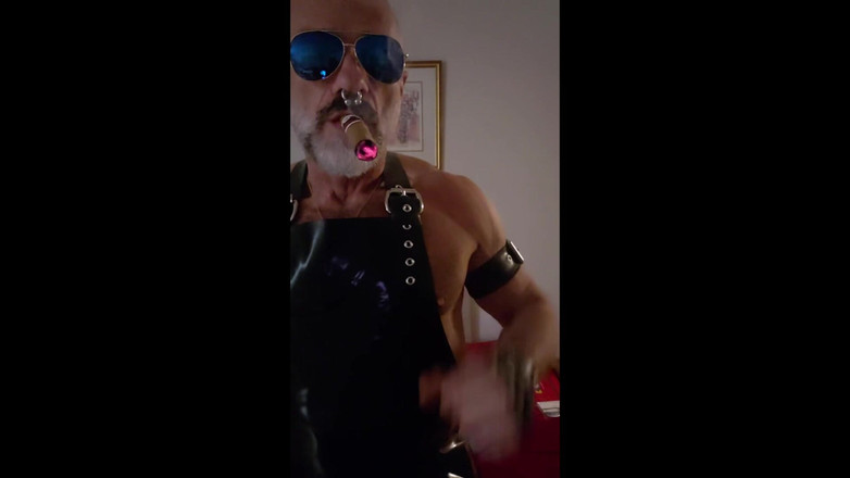 MusclesCigarsFFPig: Accendere il sigaro di lattice