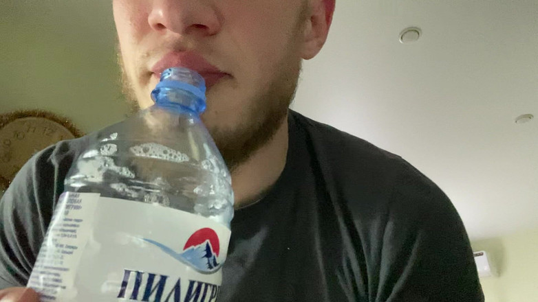 Hunky time: Альфа Наполняет Бутылку Его Слюной (сопли)