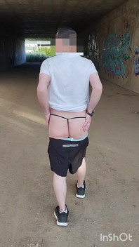 Mostrando su culo en tanga