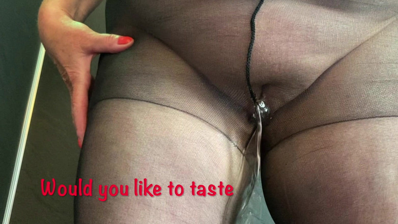 Mr MF: 팬티 스타킹을 입은 미시 발