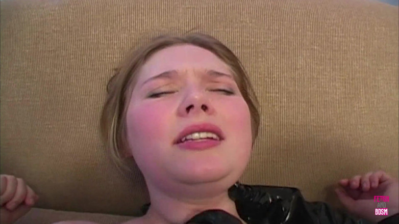 Fetish and BDSM: Dvě super sexy lesbické kamarádky si užívají bičováním velkých zadků