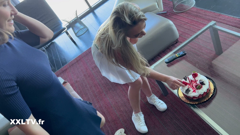 XXLTVFR: Kejutan ulang tahun dari las vegas: seks lesbian penuh gairah