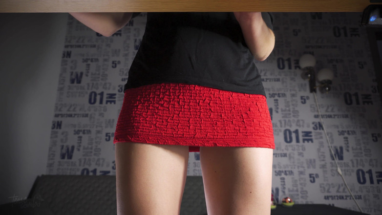 Teasecombo 4K: Onder rok wit slipje toont zich vanaf de voorkant