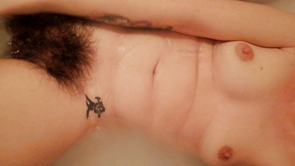 Cuteblonde666: 욕조에서 자신을 청소하는 쩌는 털이 무성한 소녀