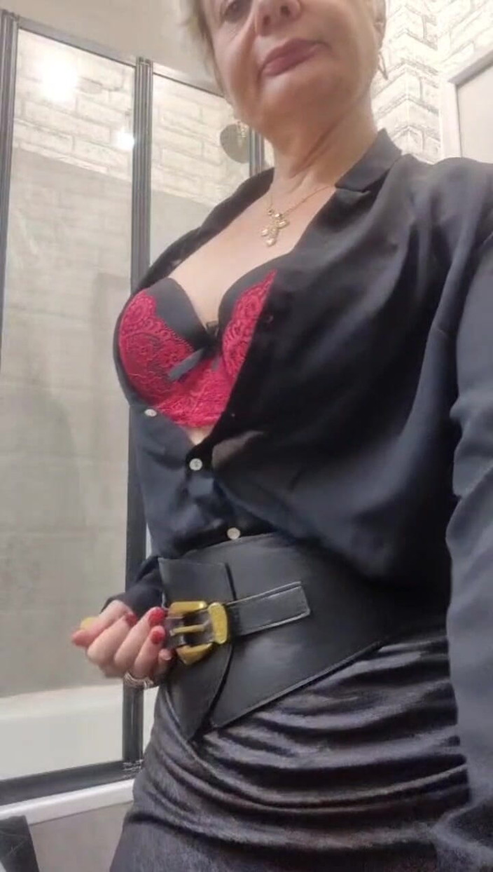 Sofy13: Hallo, Du Kommst Und Entdeckst Eine Schmutzige, Reife MILF, Die...