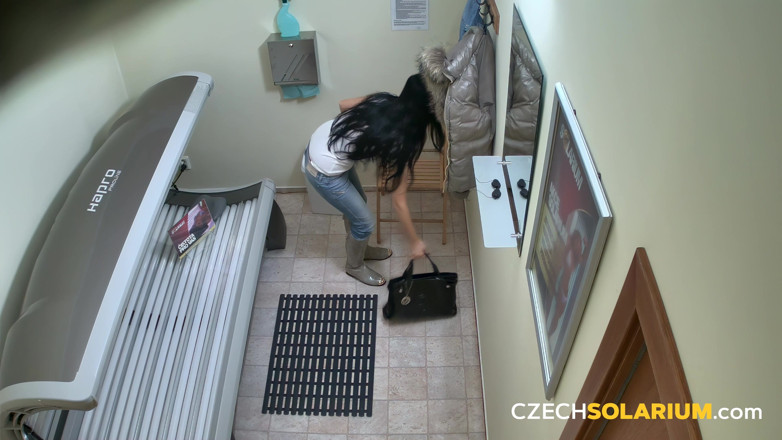 Czech Solarium: České solárium 8: Brunetka zadek ukradne reflektor
