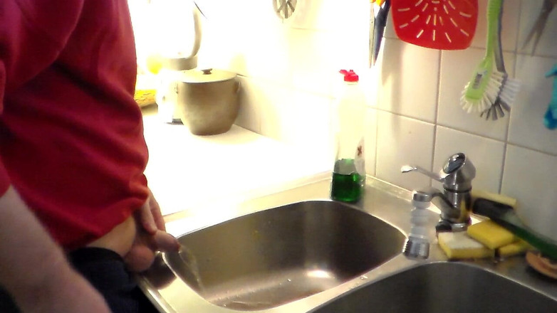 Sex hub male: John sika w zlewie kuchennym