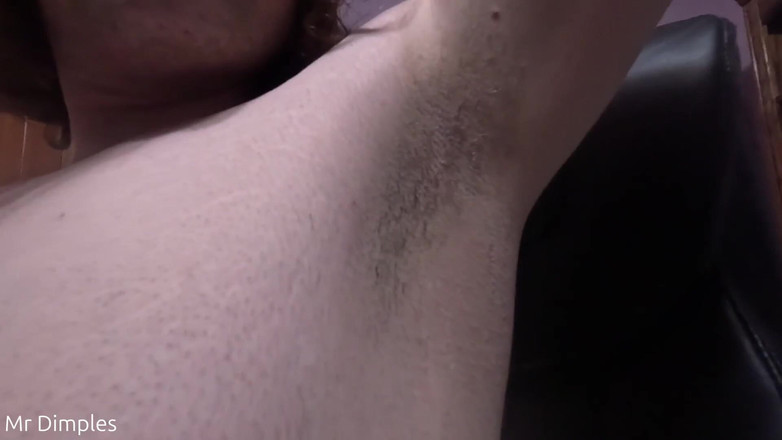 Mr Dimples: 5minutové video v podpaží