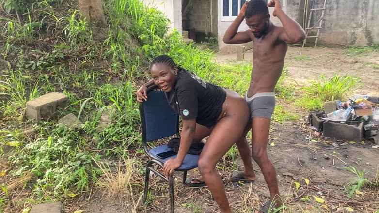 Sex naija 1: 我朋友的女友打开浴室门,发现我和我的粗暴性爱面对面