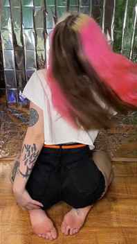Ahegao menggoda cewek rambut pink