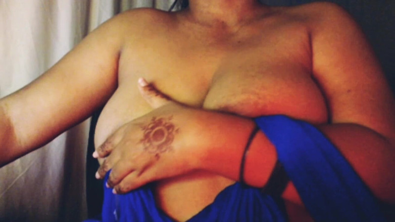 HotGirl21: Hot Girl Biustonosz otwierający Big Boobs Show.