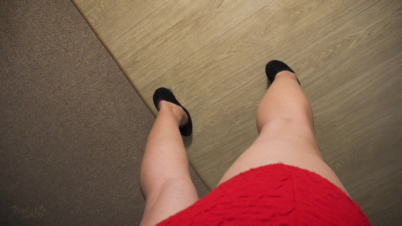 Teasecombo 4K: Соблазняет длинные ноги и икры на высоких каблуках в видео от первого лица