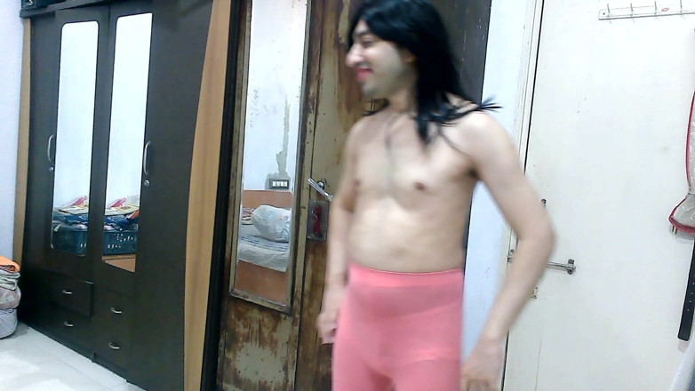 Cute & Nude Crossdresser: Мила і солодка сіссі кроссдрессер фембоя, солодкий льодяник, витисаючи рожеві колготки і трусики.