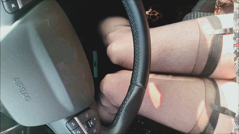 cd_aysemmm: 在卡车停车场与我的车